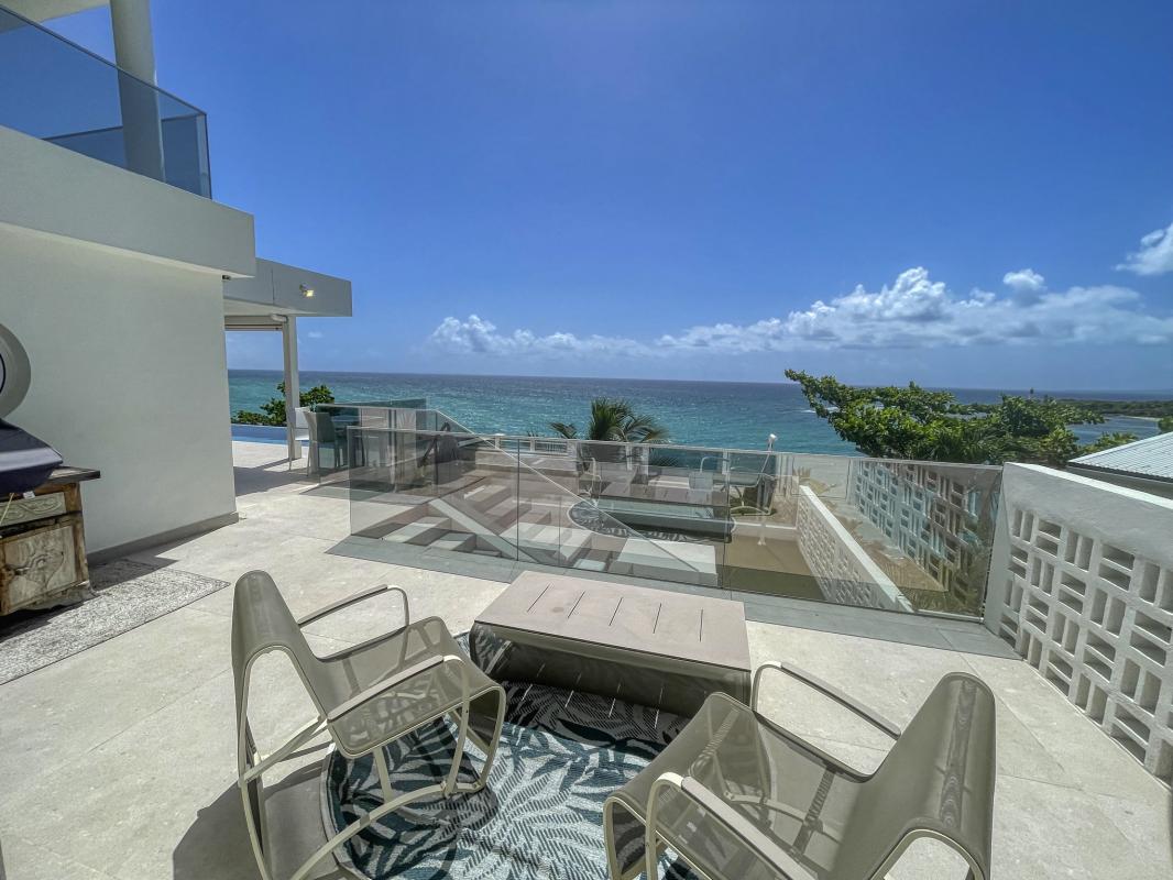 25 Location villa piscine vue mer ilet Gosier Guadeloupe_terrasse chambre 1